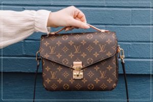 2-counterfeit-louis-vuitton-stitching.jpg
