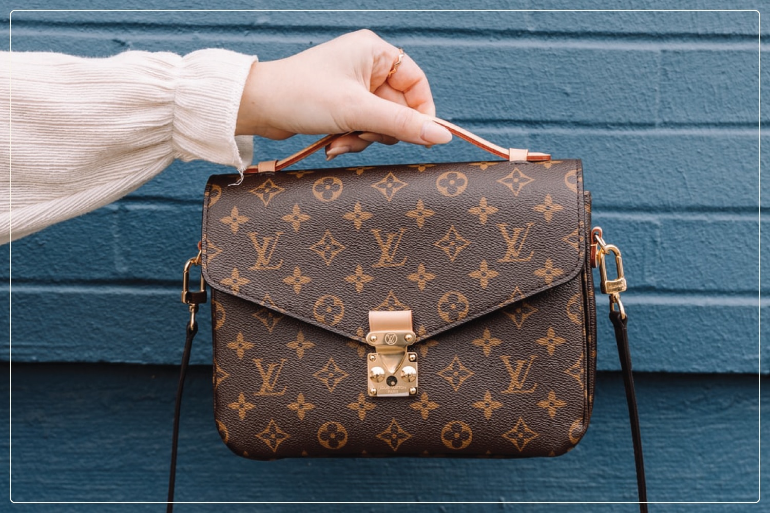 2-counterfeit-louis-vuitton-stitching.jpg